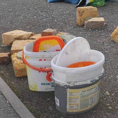 Auch Maler-Eimer wurden abgelagert.