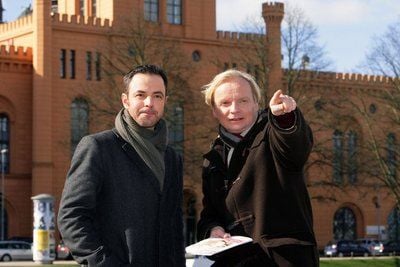 Der Schauspieler und Kabarettist Uwe Steimle (r.) als Kommissar Jens Hinrichs und Felix Eitner als Hauptkommissar Markus Tellheim stehen bei Dreharbeiten zur 30. Folge «Polizeiruf 110» aus Schwerin vor der Kamera. (FOTO: DPA)