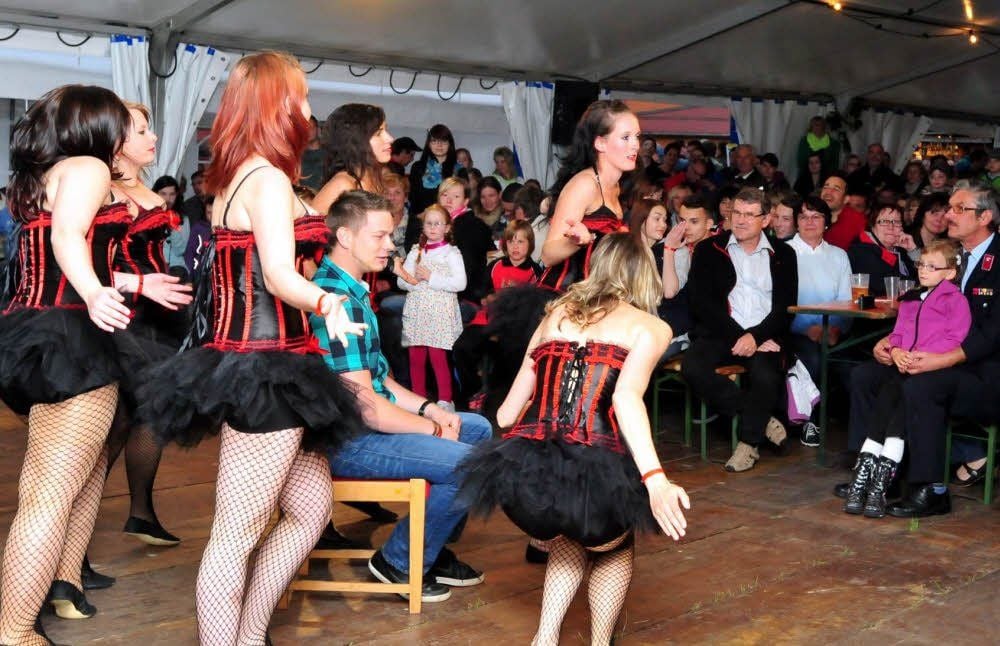 Die jungen Frauen vom Heimatverein Kreischau-Pobles zeigten am Freitagabend mit dem Verein „Möchtegern“ ein buntes Programm.