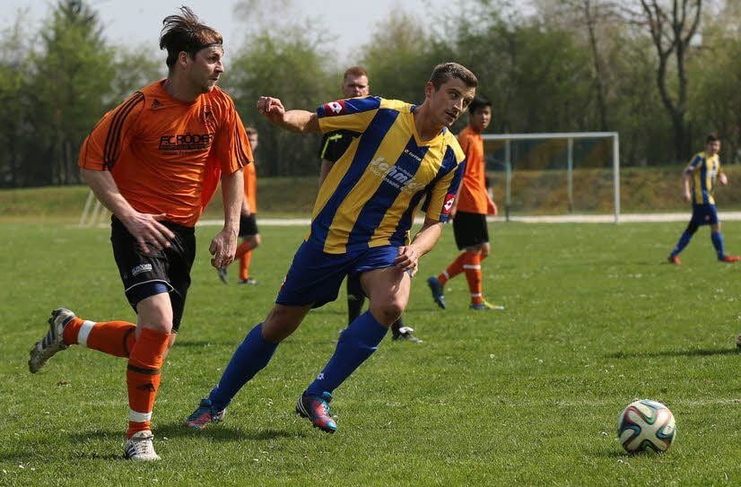 Teucherns Marco Malotka (Mitte) wird hier überlaufen.