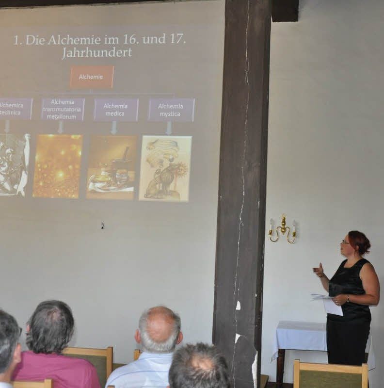 Ariane Bartkowski (r.) sprach in der Lichtenburg Prettin über das Verhältnis der Kurfürstin Anna zur Alchemie.