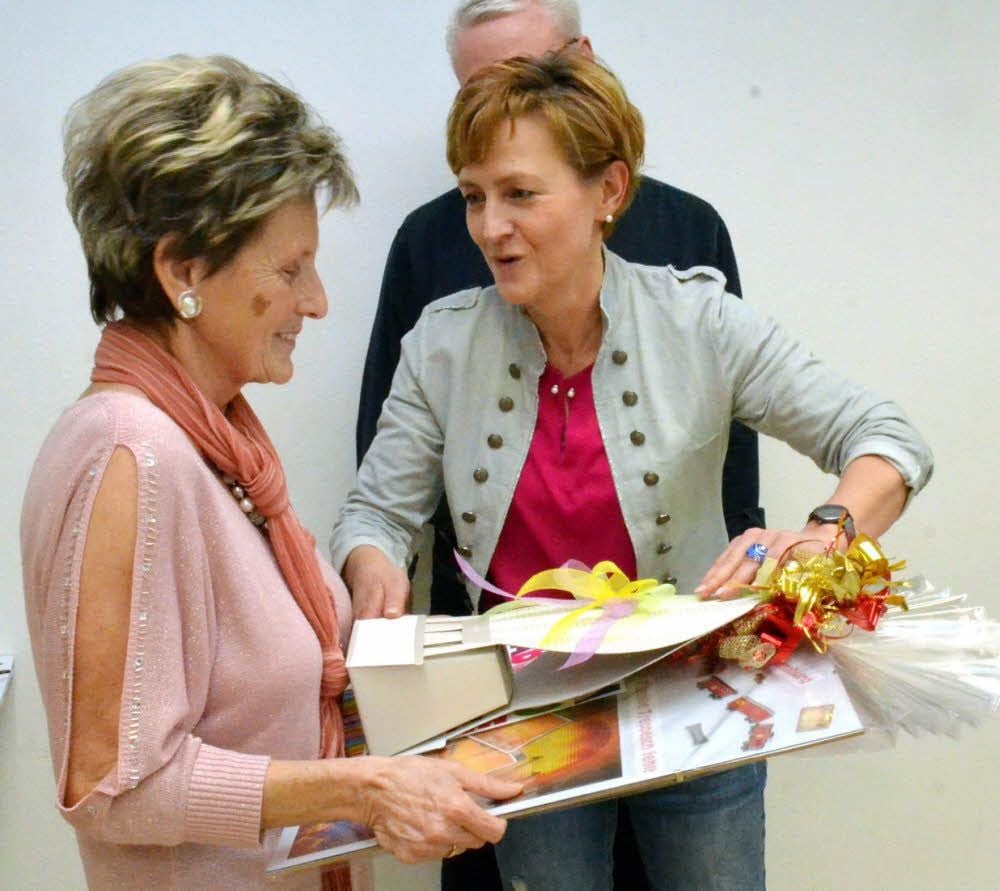 Heike Bräse (rechts) überreichte Vorgängerin Sigrid Treppesch ein besonderes Abschiedsgeschenk.