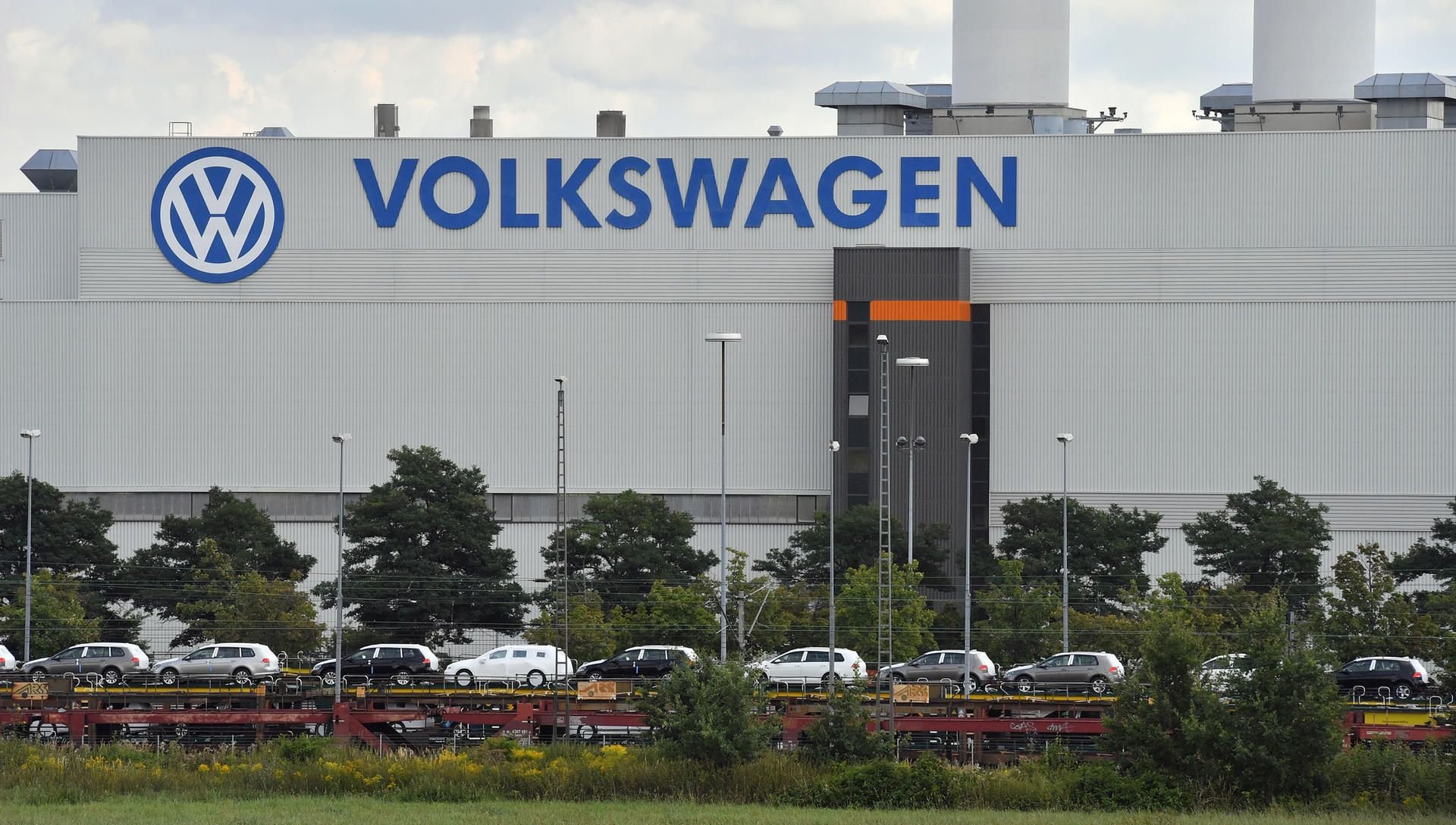 Züge mit Neufahrzeugen stehen vor dem Volkswagenwerk in Zwickau.