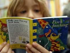Pixi-Bücher sind beliebt. Pixi, die erfolgreichste Bilderbuchreihe aller Zeiten, feiert 50-jährigen Geburtstag. Die Bücher haben 24 Seiten und immer ein Happy End. (Foto: dpa)