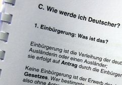 Der umstrittene Einbürgerungstest für Ausländer ist beschlossene Sache. Das Bundeskabinett billigte den Katalog mit 300 Fragen, mit dem vom 1. September an Kenntnisse über Deutschland als zusätzliche Voraussetzung für die Einbürgerung geprüft werden. (Foto: dpa)