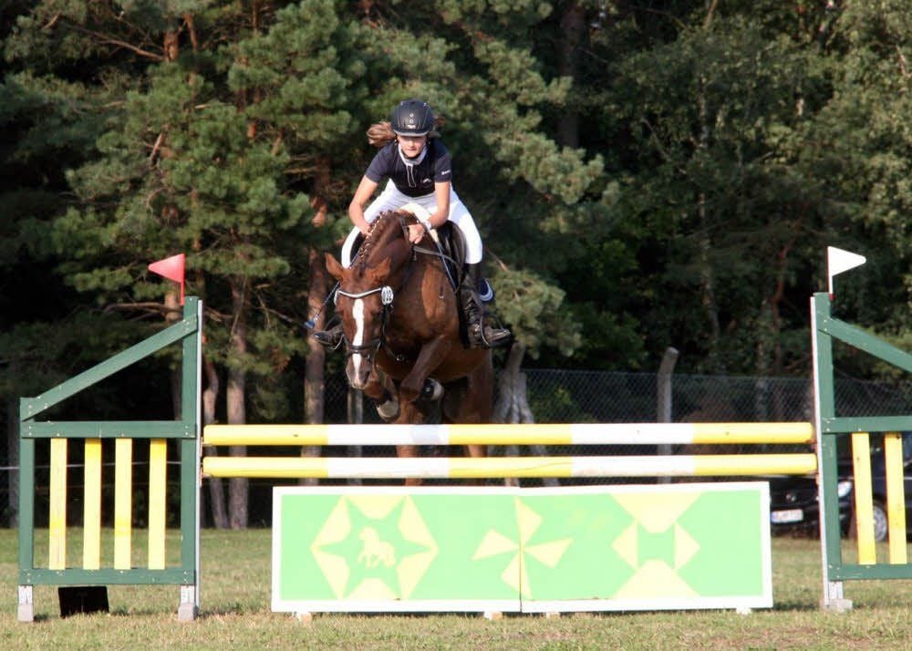 Die 14-jährige Rosalie Richter springt auf Oxana zum Sieg und holt den „Großen Preis vom Himmelsberg“ für den Reitverein Seyda.