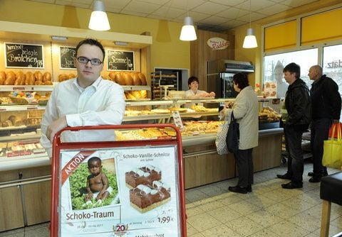 Christoph Raddatz (l.) steht in Großenhain in einer Filiale der Bäckerei. (FOTO: DAPD)