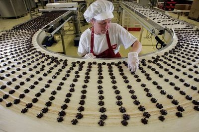Eine Mitarbeiterin der Goldeck Süßwaren GmbH kontrolliert in Zeitz an einer Produktionslinie fuer Zetti Knusperflocken die Qualität (FOTO: DDP)