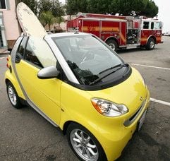 Ein Smart mit einem Surfbrett auf dem Beifahrersitz steht in Capitola Beach (Bundesstaat Kalifornien) auf einem Parkplatz. (Foto: dpa)