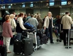 Passagiere beim Einchecken am Flughafen Leipzig/Halle (Foto: dpa)