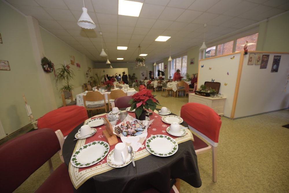 Die Tische im „Restaurant mit Herz“ sind eindeckt und festlich dekoriert; 48 Plätze sind vorbereitet.