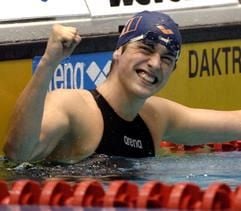 Helge Meeuw (SC Wiebaden) jubelt am Samstag (21.05.2005) in der Schwimmhalle im Europasportpark in Berlin nach seinem Sieg über 100 m Schmetterling. Bei den 117. Deutschen Meisterschaften im Schwimmen geht es bis zum Donnerstag (26.05.2005) auch um die Qualifikation für die Weltmeisterschaften in Montreal. (Foto: dpa)