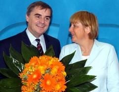 Mit einem Blumenstrauß gratuliert CDU-Chefin Angela Merkel Peter Müller. (Foto: dpa)