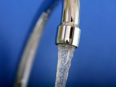 Wasser fließt aus einem Wasserhahn.