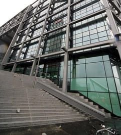 Ein abgestürzter Stahlträger liegt am Freitag neben dem Berliner Hauptbahnhof. (Foto: dpa)