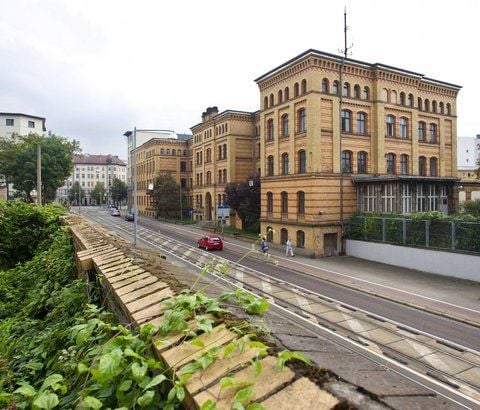 Blick auf das Dienstgebäude der Polizei in der Hallischen Straße in Magdeburg (FOTO: DPA)