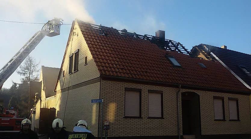 Das Feuer brach im Dachstuhl des Hauses aus.