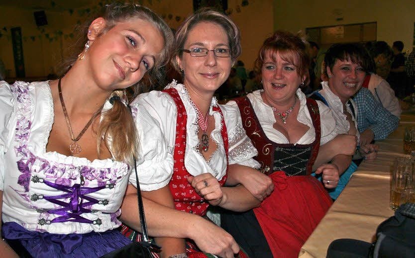 Sarah Schönemann (von links), Anett Backhaus, Anke Seitz und Rebecca Füllert vergnügen sich auf dem Oktoberfest in Belleben.