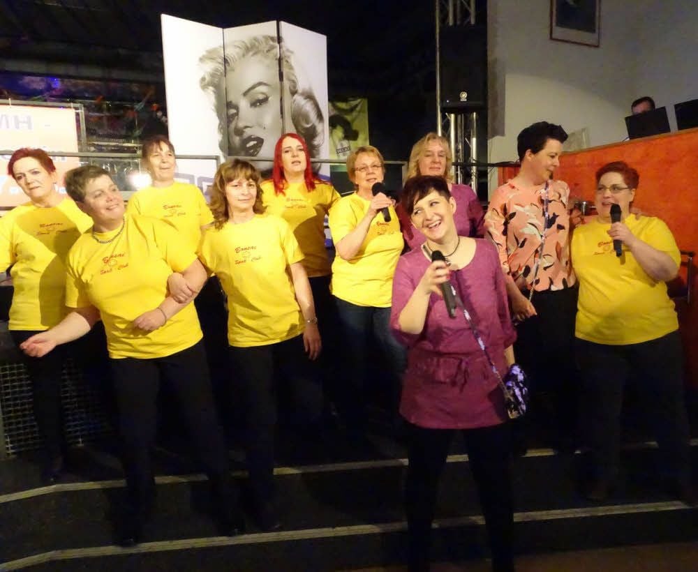Das Organisationsteam der Prettiner Frauentagsparty, Daniela Friedrich (vorn), Aline Pankrath (2. v. re.) und Sandra Wagner (3. v. re.) heizt zusammen mit dem Bonsai-Spaß-Club die Stimmung an.