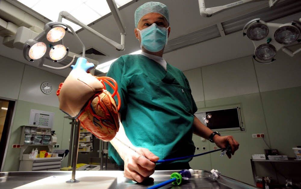 Hier wird der Einsatz eines Herzkatheters demonstriert. Herzchirurgie und Kardiologie sind im Herzzentrum Coswig eng verknüpft.