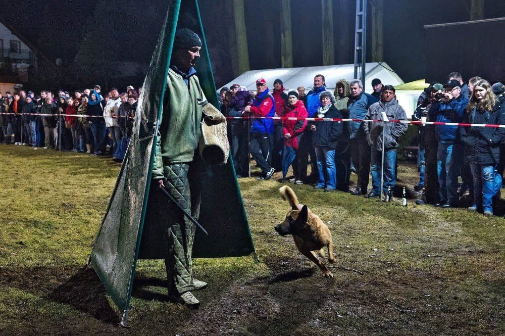 Auch Hund „Rocky“ gab sein Bestes. In seiner Hütte wurde Scheintäter Lars Skala von dem Tier entdeckt und verbellt.