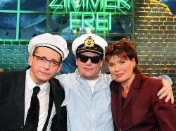 WDR Fernsehen "Zimmer frei!" am Sonntag (06.01.02) um 23:00 Uhr. Schauspieler Claude Oliver Rudolf ("Die Welt ist nicht genug") bewirbt sich bei Götz Alsmann (l) und Christine Westermann um einen Platz in der WDR-WG.