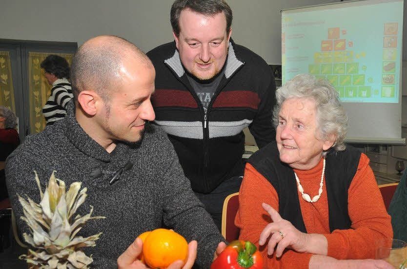 Ernährungsberater Marko Schilling (links) erklärt Andreas Walther und Ingeborg Bosse die Portionsgrößen für Obst und Gemüse.