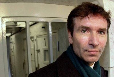 Hamburgs damaliger Justizsenator Roger Kusch besichtigt im Jahr 2003 einen Gefangenentransporter auf dem Hof der Justizvollzugsanstalt Hamburg - Fuhlsbüttel von innen. (Foto: ddp)