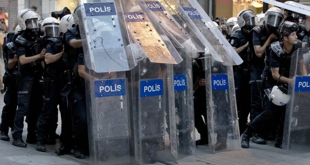 Die türkische Polizei bereitet sich in Istanbul auf einen Einsatz gegen Demonstranten vor. Offenbar sind diese Spezialkräfte von deutschen Polizisten in Vorgehen und Taktik ausgebildet und teilweise ausgerüstet worden.