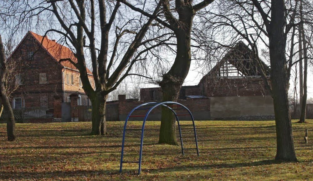 Einsam steht ein Klettergerüst auf dem Dorfplatz in Kauern. Dennoch: Kinderlos, wie die Statistik sagt, ist das Dorf mitnichten.