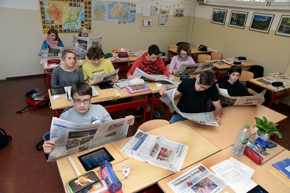 Die Schüler der 9a der Sekundarschule Am Schwanenteich schmökern in der Montagausgabe der Mitteldeutschen Zeitung.