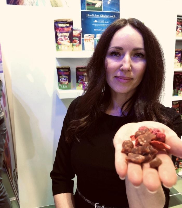 Irina Zaytseva von NutriPur mit getrockneten Früchten.