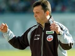 Der Rostocker Trainer Juri Schlünz ärgert sich über das Spiel seiner Mannschaft. (Foto: dpa)