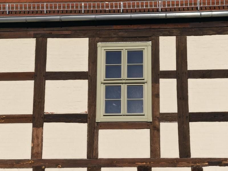 Für alte Fachwerkgebäude gibt es oft keine Baupläne mehr. Wer umbauen möchte, sollte ein Aufmaß erstellen lassen. Foto: Ralf Hirschberger/dpa-Zentralbild/dpa