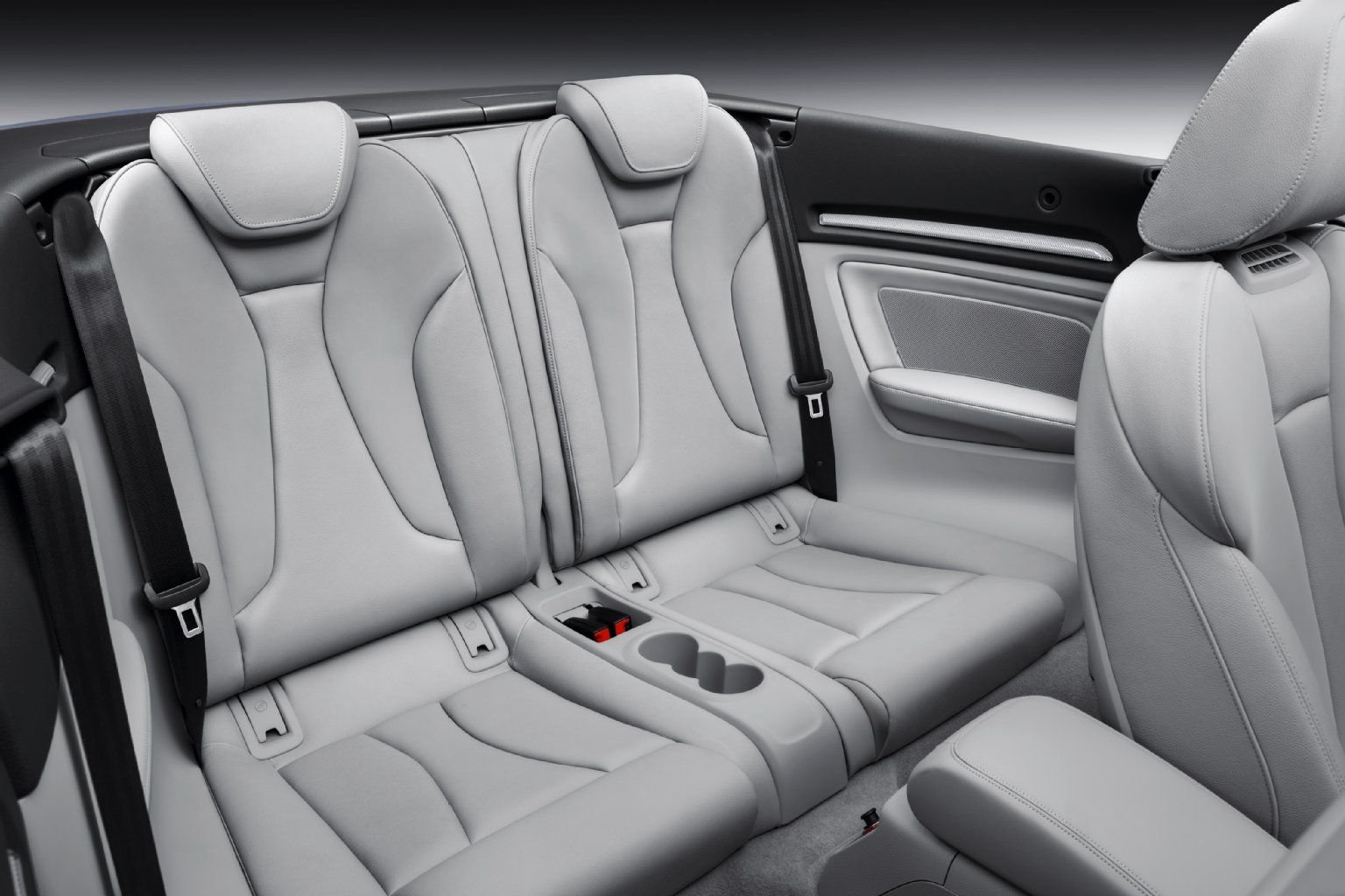 Als Materialien für die Sitzbezüge bietet Audi Stoff, Leder oder einen Leder-Alcantara-Mix an.