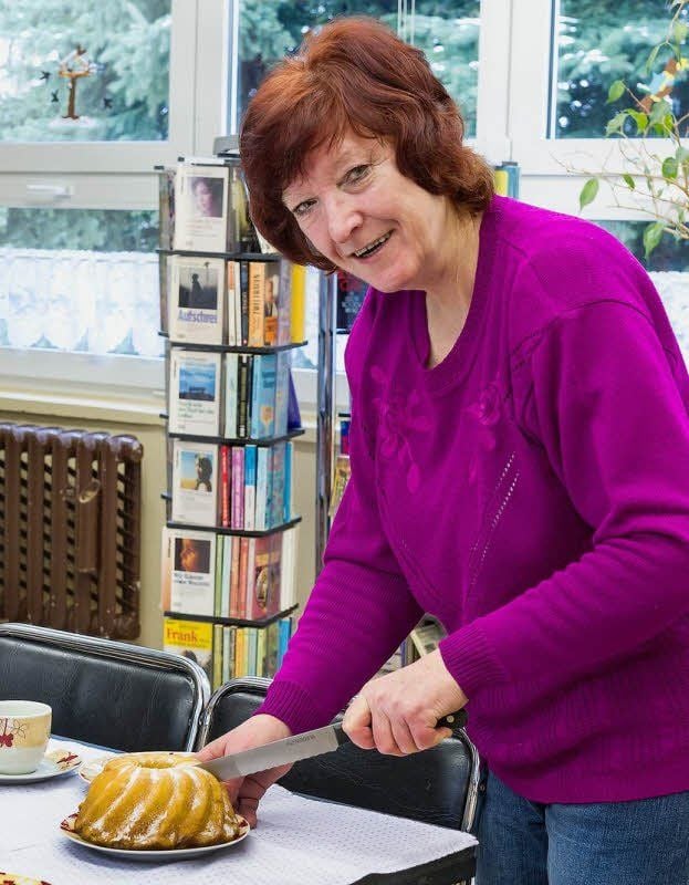 Anita Schumann schneidet den Kuchen für die nächste Geburtstagsfeier im Seniorentreff Schraplau an.