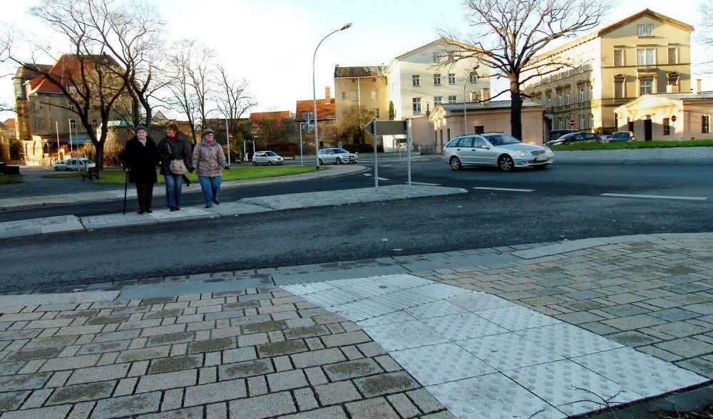 Die Straßen am Kreisverkehr am Kalktor in Zeitz haben alle sogenannte Querungshilfen.