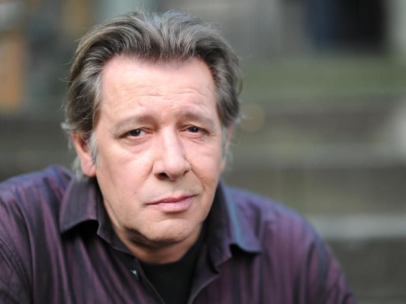 Der Schauspieler Jan Fedder bei Dreharbeiten zu "Der Hafenpastor". Er starb im Alter von 64 Jahren in Hamburg. Foto: Angelika Warmuth/dpa/Archivbild