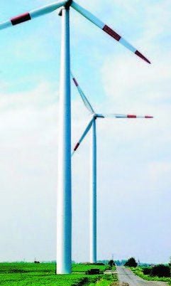Das neue Windrad (r.) läuft bei Könnern im Probebetrieb.