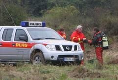 Rettungstaucher bereiten am Ufer der Elbe bei Storkau (Landkreis Stendal) auf ihren Einsatz vor. (Foto: dpa)