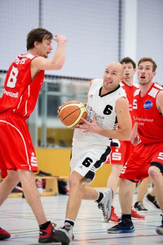 Spielertrainer Martin Weidig (am Ball) peilt mit dem BC Anhalt im ersten Heimspiel des Jahres einen Sieg gegen Kalbe/Milde an.