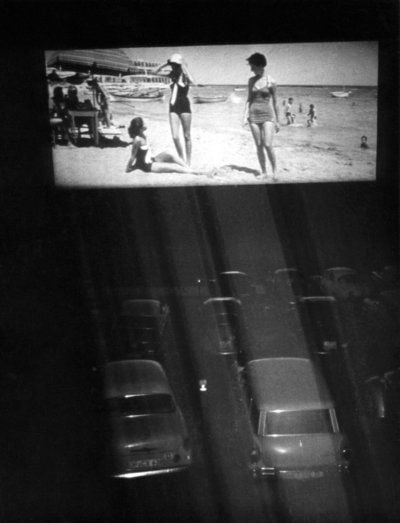Autos parken am 31. März 1960 im Autokino in Gravenbruch bei Frankfurt am Main. Das Autokino Gravenbruch ist das älteste in Mitteleuropa. (FOTO: DPA)
