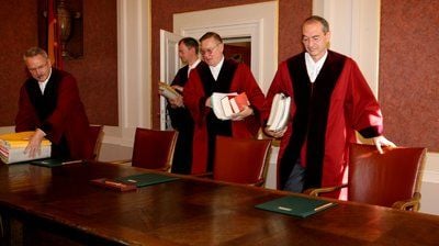 Richter des Bundesfinanzhofs (BFH) betreten am Donnerstag den Sitzungssaal des Bundesfinanzhofes in München. Vor dem obersten deutschen Steuergericht begann die Verhandlung zur steuerfreien Kostenpauschale der Bundestags- und Landtagsabgeordneten. (Foto: dpa)