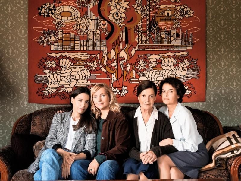 Else Bohla (Angela Winkler, 2.v.r.) mit ihren Töchtern Ina Winter (Nicolette Krebitz, l), Lotte Bohla (Nadja Uhl, 2.v.l.) und Margot Spindler (Barbara Auer) in „Preis der Freiheit”. Foto: Mathias Bothor/ZDF/dpa