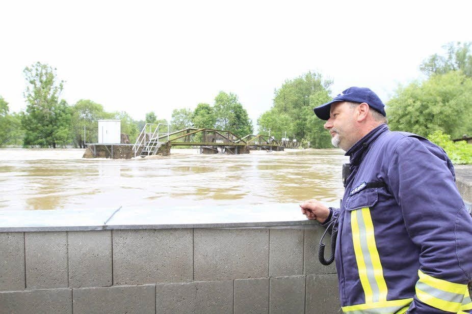 Land unter in Wetterzeube: Uwe Klawonn kontrolliert den Wasserstand.