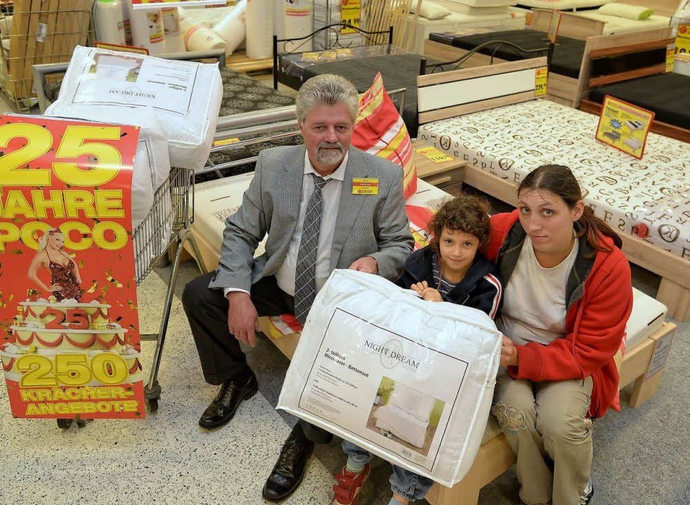 Poco-Marktleiter Olaf Becker unterstützt Familie Niemann nach einem Wohnungsbrand mit neuen Betten und Bettzeug. Rebecca Niemann und Tochter Savannah sind froh über solche Unterstützung.