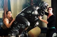 Passepartout (l,Jackie Chan) und Phileas Fogg (Steve Coogan) stehen an der Statue von Prinz Hapi (undatierte Filmszene). Der Tausendsassa Passepartout begleitet den englischen Gentleman Fogg als Diener auf seiner abenteuerlichen Erdumrundung und hat dabei natürlich immer wieder Gelegenheit, seine akrobatischen Kampfkünste zu präsentieren. (Foto: dpa)