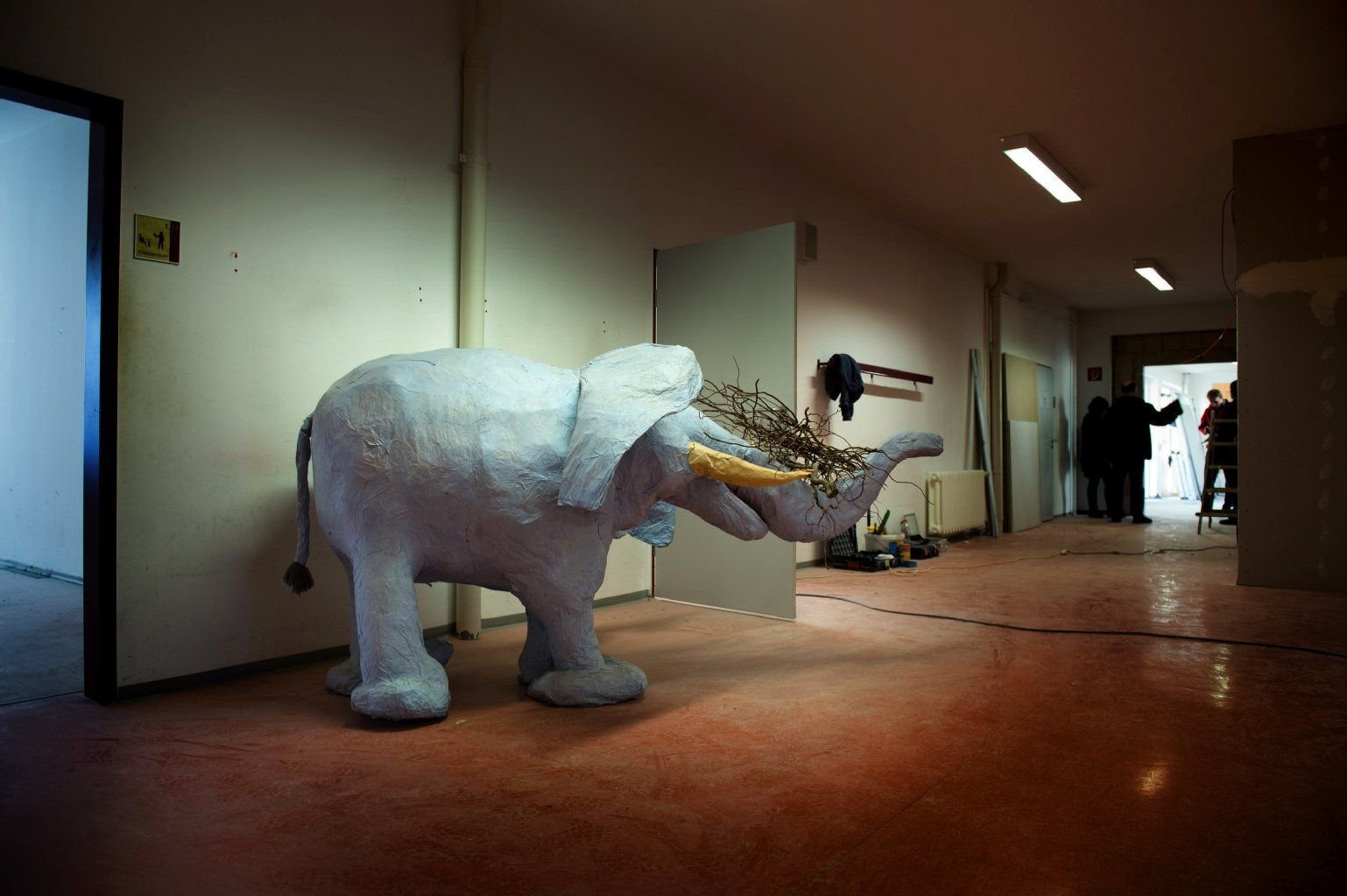 Ein Elefant aus Pappmache steht im Januar 2014 in Hoyerswerda (Sachsen) in der zu einem Heim für Asylbewerber umgebauten ehemaligen Förderschule.