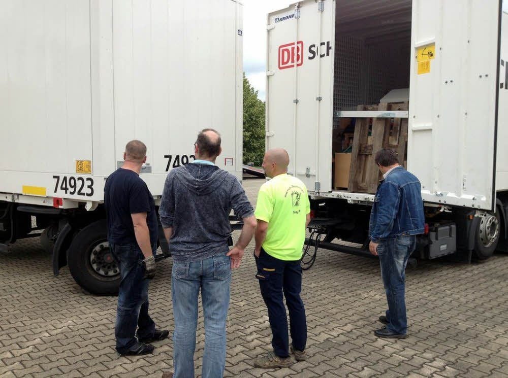 Die Zeitzer Drahtseilbahner sorgten in einer Nachtaktion dafür, dass der nächste Spendentransport in Zeitz anrollen konnte.