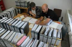 Zwei Polizeibeamte untersuchen in München den Aktenbestand des Münchner Fleisch-Großhändlers, der den neuen Fleischskandal in Bayern ausgelöst hatte. (Foto: dpa)